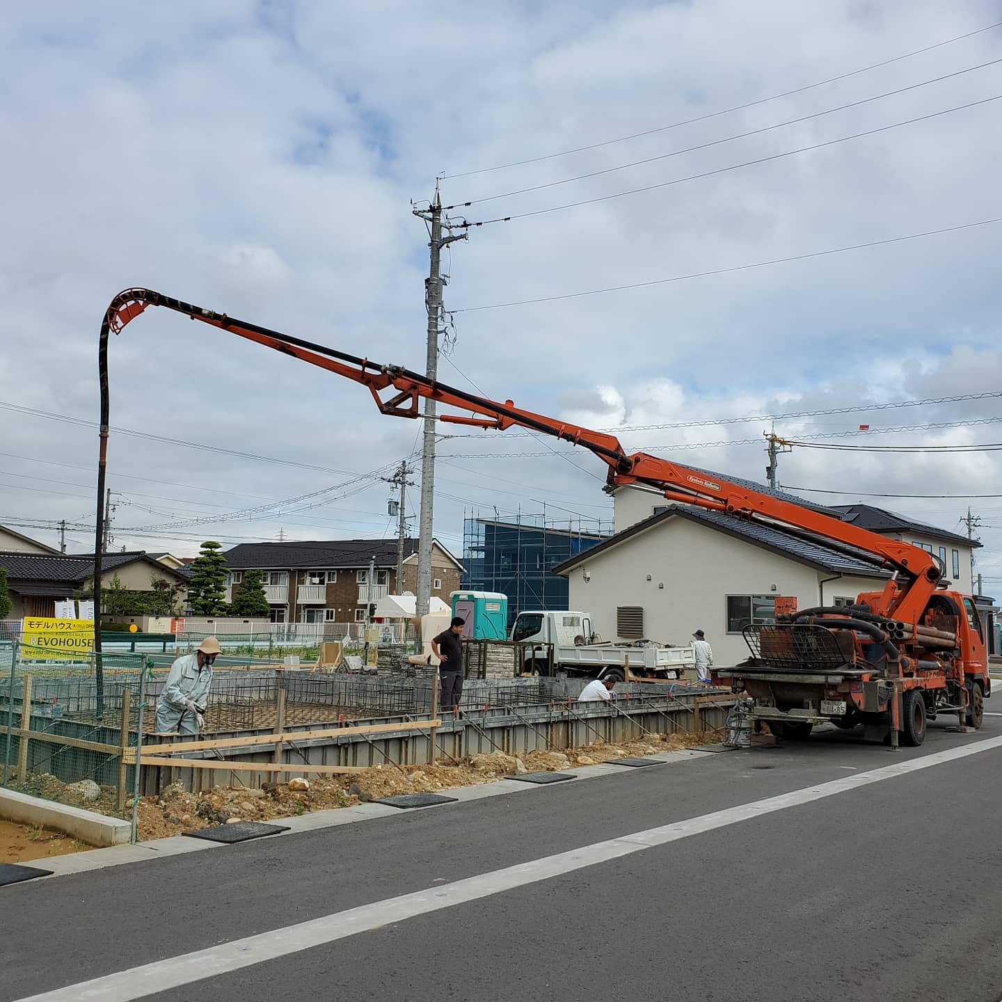 お疲れ様です本日も無事に作業終了しました️ありがとうございました晴れが続いて、打設日和でしたね明日の夜から天気崩れそうですまた明日も宜しくお願いします #北陸#富山県#富山市#富山#圧送工 #コンクリート圧送 #コンクリート打設 #コンクリートポンプ車 #ポンプ車 #ポンプ屋 #ミキサー車 #土間コンクリート打設 #住宅基礎